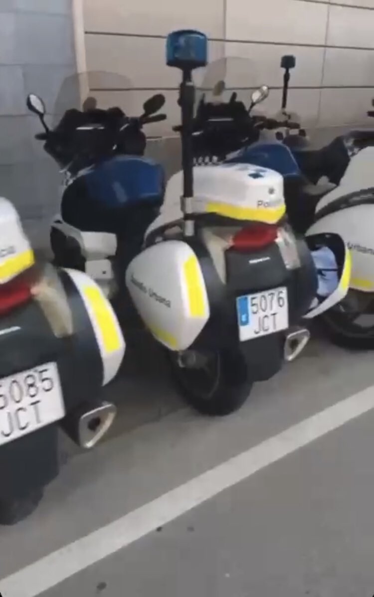 SplCme's tweet photo. Otra muestra de la preocupación del @LHAjuntament por la seguridad de #LHospitalet y de sus policías #GULH. De 20 motos para funciones de tráfico (competencia única) SOLO FUNCIONAN 2. Pero sí hay dinero para un superintendente que no hace falta. @pepecastrob @nuriamarinlh https://t.co/YsulBL4Ily