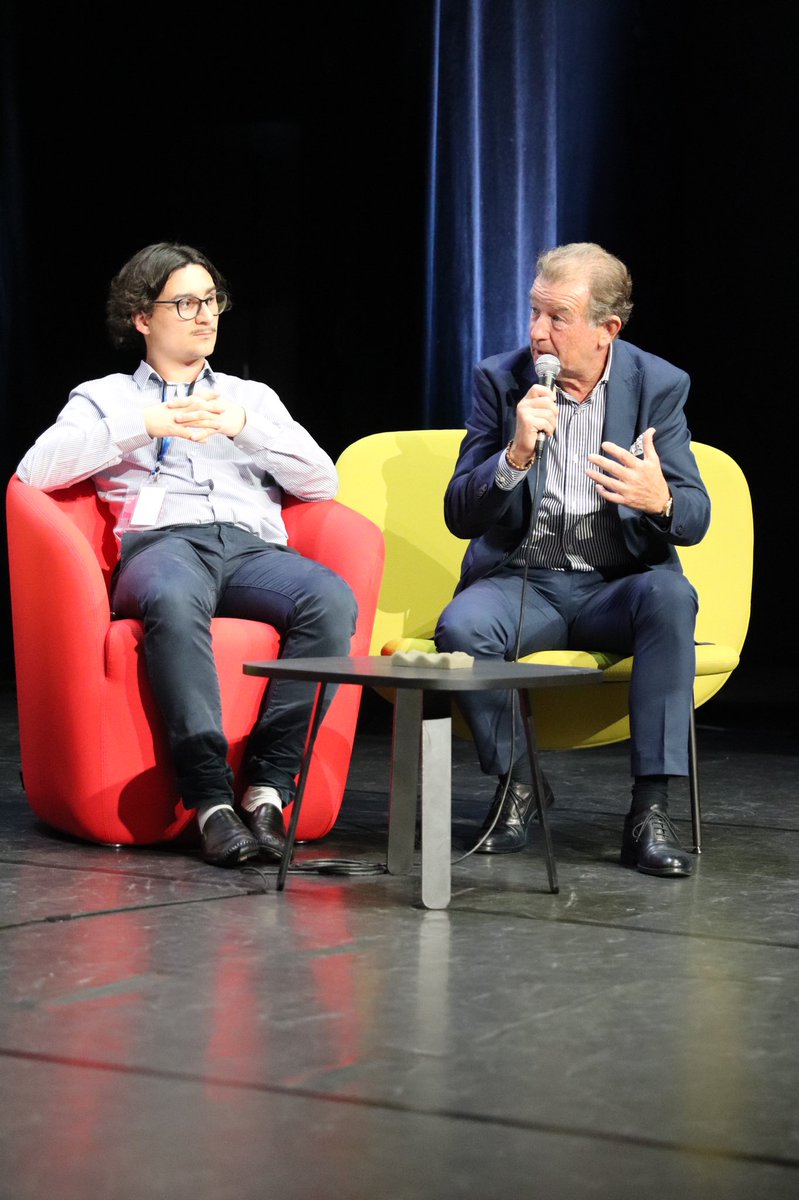 UNmissionlocale's tweet photo. Nouvelle plage d’ateliers cet après-midi. Focus sur l’atelier radio participatif « Expression des #jeunes » : donner la parole aux jeunes et Mission Locale en rejoignant la dynamique des laboratoires d’expression à l’instar des médias jeunes. #MissionsLocales #LabExpression https://t.co/ufhvqJzwBb