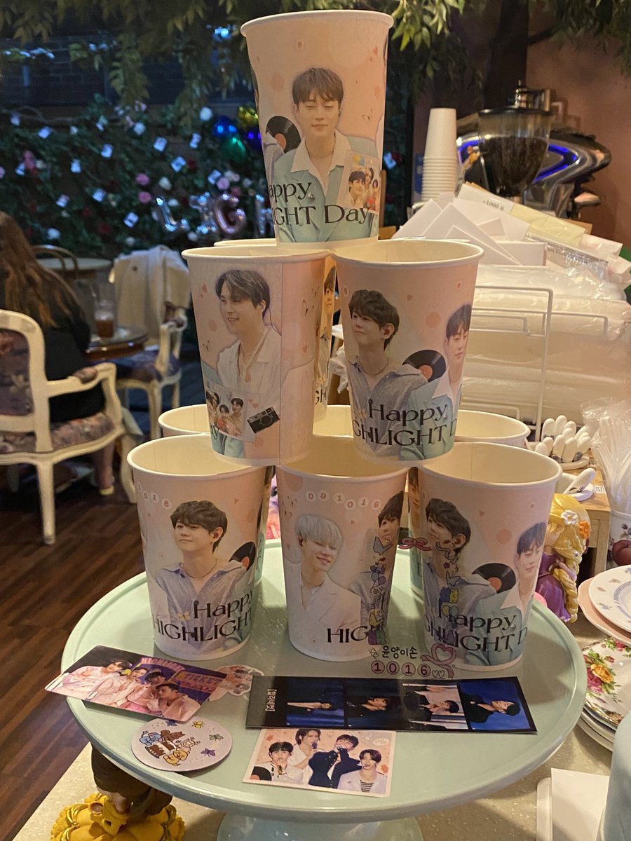 highlighttrack_'s tweet photo. 카페밤비까지!!!! 행복한 데카투어💙💛💚💜
#하이라이트의_영원한_빛이_되어줄게 https://t.co/ycMlAzfo1x