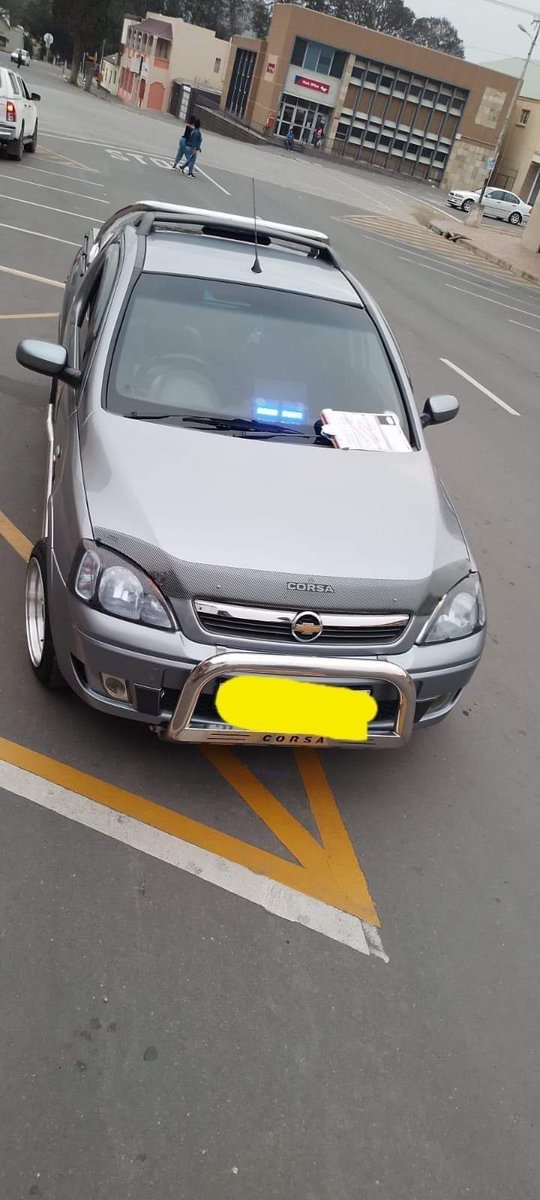 Veetra__'s tweet photo. Truck driver needed to draw money to buy food ..
He parked in front of the ATM and was given R1500 ticket... https://t.co/yPHHkZcLqA