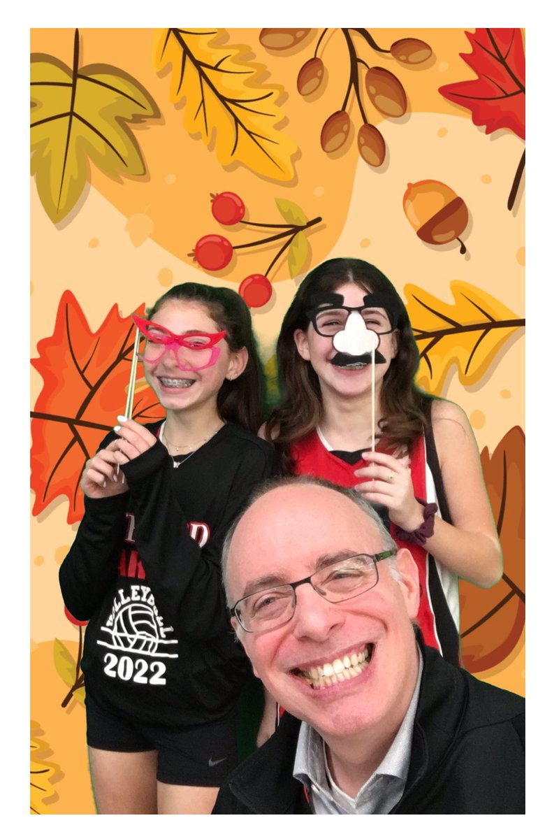 SMSStuCo2's tweet photo. Our first rally in the alley was a success! So much fun eating pizza, taking silly photos in the photo booth and playing carnival games. We love cheering on our soccer and volleyball teams! ⚽️🏐❤️ #SMSPride #109way https://t.co/yQAJ9abs1R