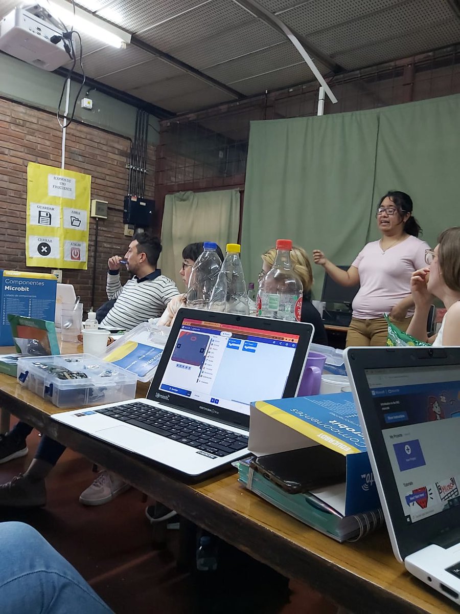 EduDigital4's tweet photo. Formaciones internas de facilitadores pedagógicos digitales, gracias escuela 26 por recibirnos! #formacioninterna #fpd #capacitacion #distrito4 https://t.co/WeAGB9RJtu