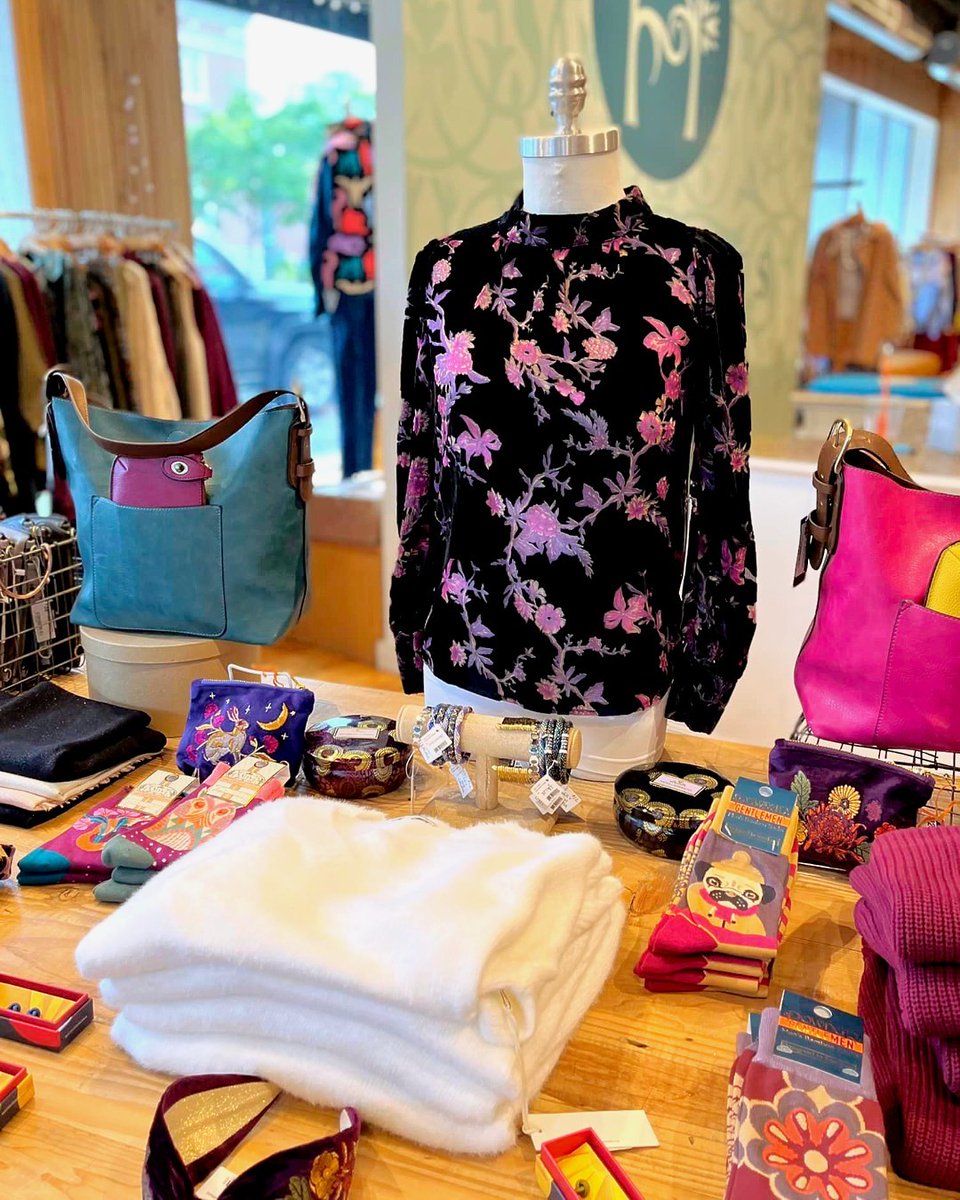 ArlingtonMACham's tweet photo. It's time to swap out your summer wardrobe for clothes more suited for the cooler weather- Head over to Helena’s on Mass Ave to find the latest styles! Katherine and her team can help you find pieces that will complement your current wardrobe.
#ShopArlingtonFirst https://t.co/c4TLDbeBbw