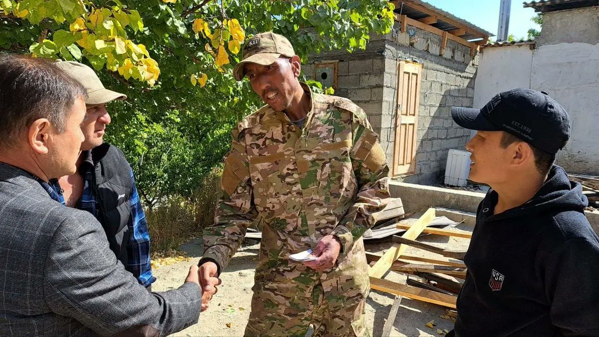 platforma_media's tweet photo. Посильная помощь от медийщиков

Денежную помощь оказали семьям, пострадавшим в ходе агрессии Таджикистана, наши журналисты, активисты и эксперты. В благотворительной акции приняли участие члены Платформы действий медиа Кыргызстана и Общественного объединения «Журналисты». https://t.co/pC4K2ruyHx