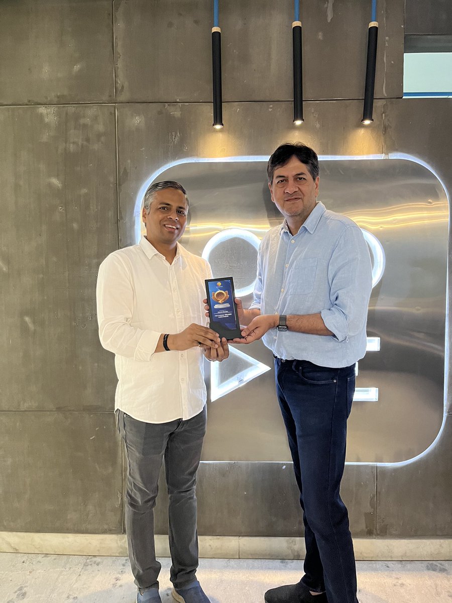 MeBhavya's tweet photo. Greta meeting at @editorji 👍
Met Mr Vikram Chandra and Mr Bishwajit to handover the followers milestone trophies 🏆
Many Congratulations to Mr @vikramchandra as he gets a personal followers milestone trophy for his own handle on ShareChat 👍
#News #ShareChat #Editorji https://t.co/Ns3chHr0d9