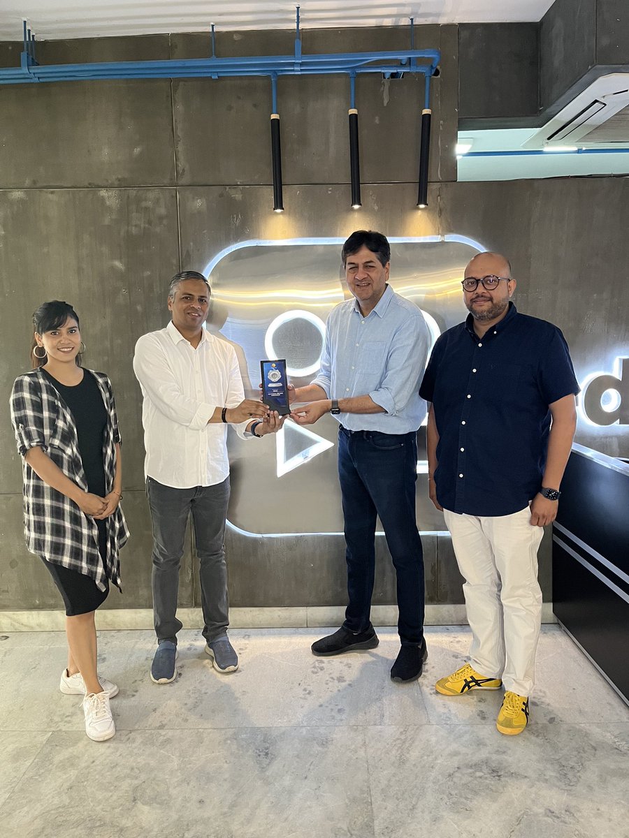 MeBhavya's tweet photo. Greta meeting at @editorji 👍
Met Mr Vikram Chandra and Mr Bishwajit to handover the followers milestone trophies 🏆
Many Congratulations to Mr @vikramchandra as he gets a personal followers milestone trophy for his own handle on ShareChat 👍
#News #ShareChat #Editorji https://t.co/Ns3chHr0d9