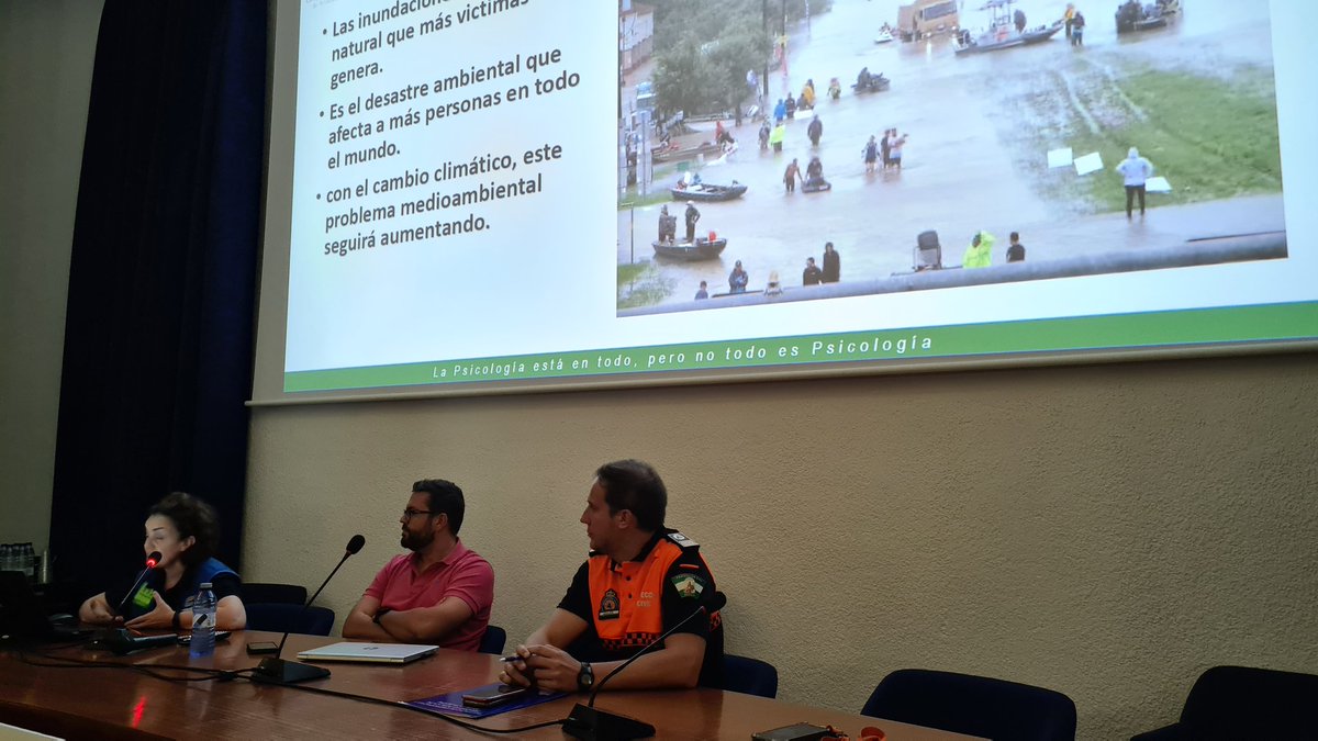 E112Andalucia's tweet image. #CursoInundaciones @IespaJunta la atención al damnificado, el cuidado de las heridas que no se ven, la gestión de las necesidades de los afectados a debate en una mesa redonda con  @CREAndalucia @COP_AO y @PCMoguer.