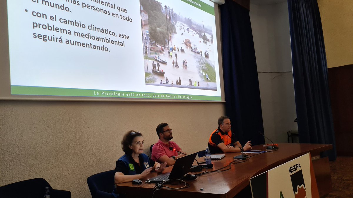 E112Andalucia's tweet image. #CursoInundaciones @IespaJunta la atención al damnificado, el cuidado de las heridas que no se ven, la gestión de las necesidades de los afectados a debate en una mesa redonda con  @CREAndalucia @COP_AO y @PCMoguer.