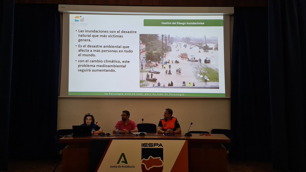 E112Andalucia's tweet image. #CursoInundaciones @IespaJunta la atención al damnificado, el cuidado de las heridas que no se ven, la gestión de las necesidades de los afectados a debate en una mesa redonda con  @CREAndalucia @COP_AO y @PCMoguer.