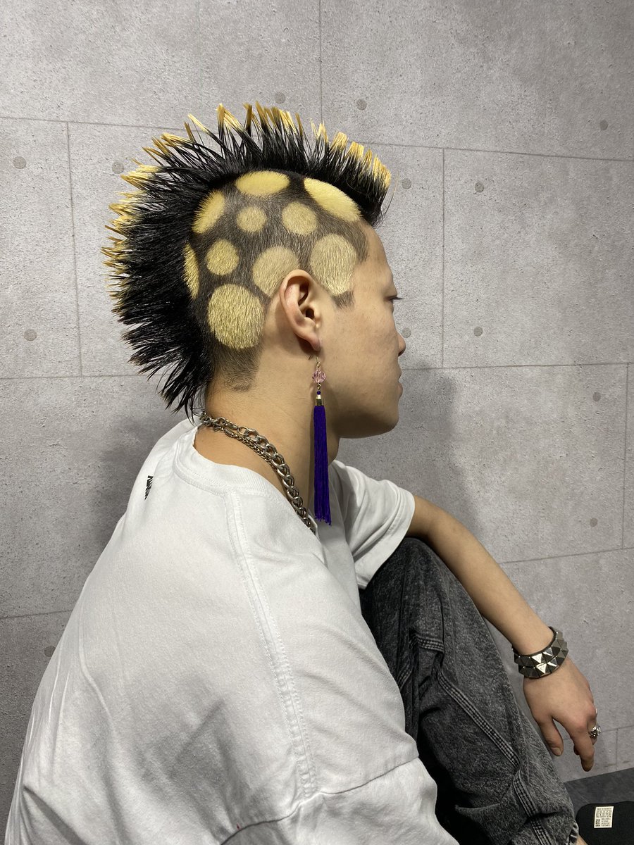 I_Isana's tweet photo. ここまでヤバいカラーできるの俺しかいないでしょ？
全国のモヒカンは俺に任せてくれ https://t.co/l9jptVL14h