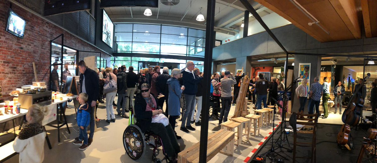 Het is al gezellig druk bij de tweede dag van de driedaagse opening van wonen, dagbesteding en leren van Cosis aan het Hoendiep