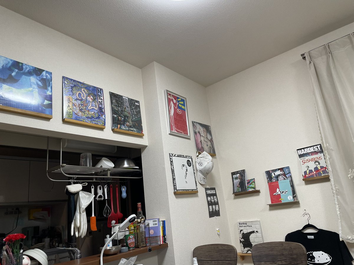 nanikoreea's tweet photo. 白馬遊びに行って超絶ヘッズのゆるふわギャングの2人に会えるとは思わないやん😂まじで引き寄せ凄いの我々😂💖
緊張しすぎて全然まともに話せなかったけど胸に刻み込みました😭🙏変キャン楽しみ！！！
ほらもうリビングがこれだもん😂🌈🚀 https://t.co/GG01jwU0JG