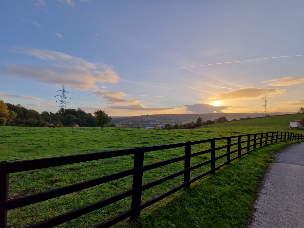 ZipZonMatt's tweet photo. @Sheff_HousingCo @steelcitysnaps @theoutdoorcity @SheffLocal @CazCutts1 @doristhehat @gembo236 @abdalla8338 @ShefFlourish @PaulSuttonKing @JohnH14458271 @JohnDalby7 Golden hour view looking towards Middlewood https://t.co/kjoRzQMxYp