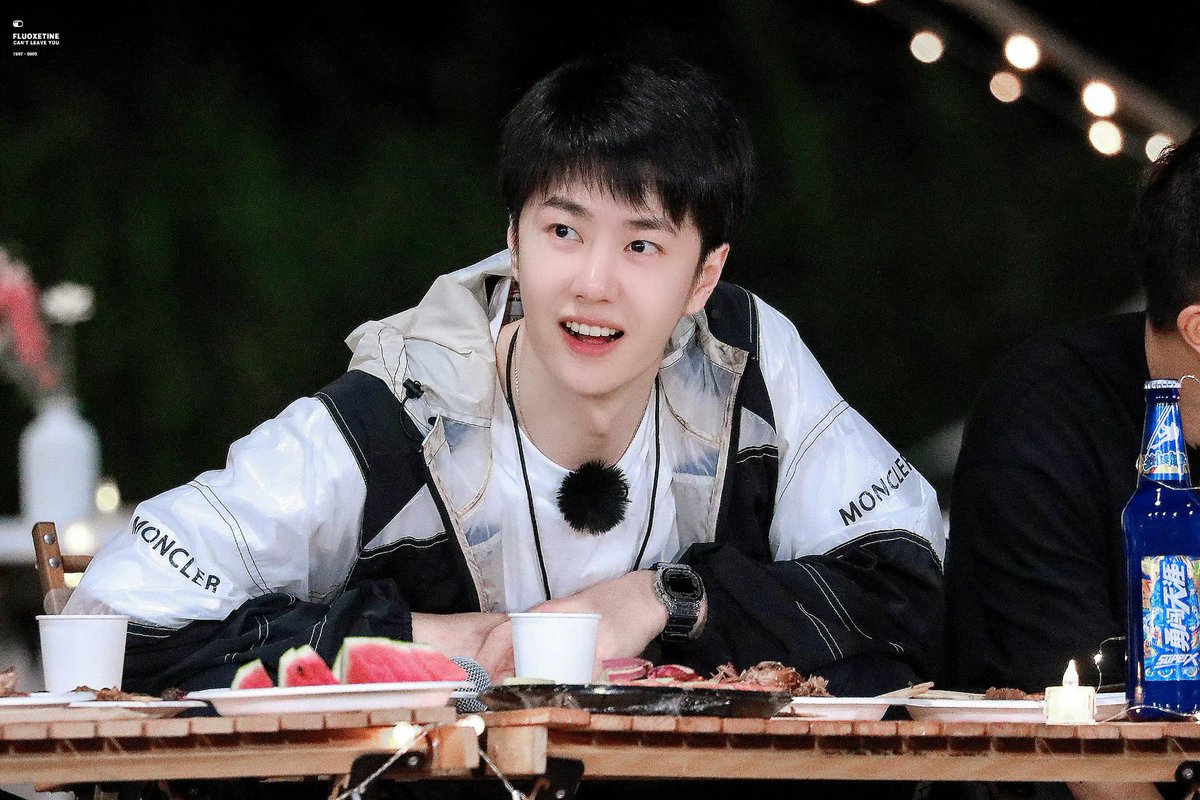 luvfor_yibo's tweet photo. 왕이보 머리 세팅해도 애기같은데 이렇게 생머리로 잇으면 더 애기같음 https://t.co/PNpwZWmoyn