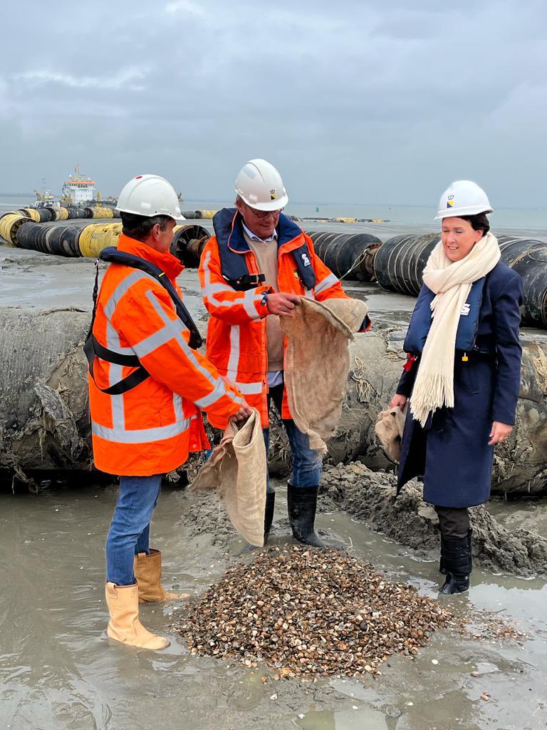 Samen met <a href="/ZeeuwsLand/">HetZeeuwseLandschap</a>, Arcadis en Boskalis bracht ik een bezoek aan de Hooge Platen, een complex van slik- en zandplaten in de Westerschelde. Om ervoor te zorgen dat vogels ook in de toekomst in de Westerschelde kunnen broeden, wordt een deel van de plaat opgespoten met zand.