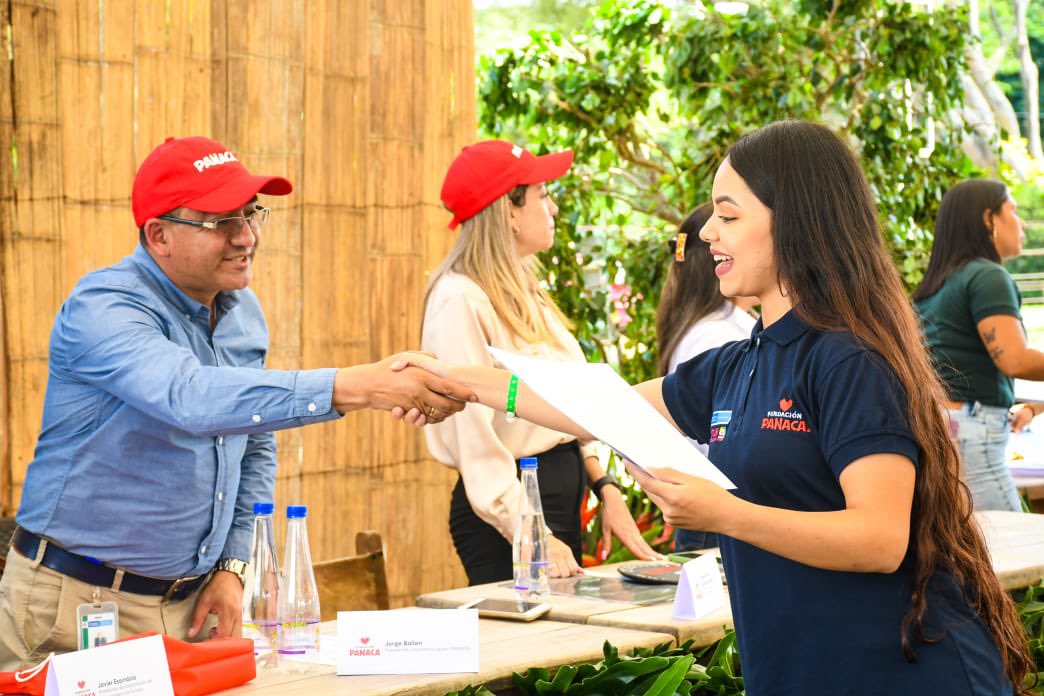 ccampocuello's tweet photo. Ver rostros con sonrisas en la graduación de 130 estudiantes en Turismo Rural, es motivo de satisfacción.Saber que salen a hacer Patria, a cumplir sueños bajo la formación del aprender haciendo es nuestro orgullo.Gracias @MincomercioCo @fonturcol por creer en la Fundación PANACA. https://t.co/2FEKAgJF9x
