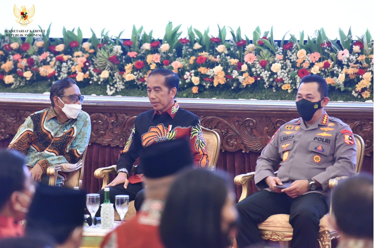 __AnakKolong's tweet photo. Sejak"dilantik", sy menelusuri jejaknya, pulbaket ke senior, junior, rekan &amp; kerabat yg berdinas di institusinya, serta dari sumber terpercaya lainnya.

Sy tak menemukan jejak "noda" dlm perjalanan kariernya.

Pak @ListyoSigitP  "bersih" &amp; tampak "SENDIRIAN".

| @jokowi https://t.co/wbKb0rqBc2