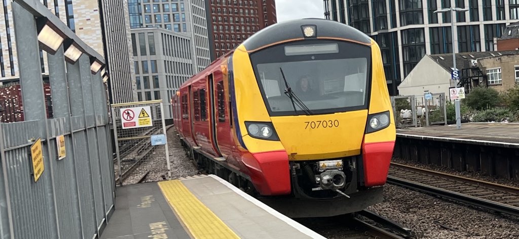 PlatformEdge1's tweet image. Some trains at Vauxhall including: class 455s (5915, 5710, 5871) and 707030 #Class455 #Class707