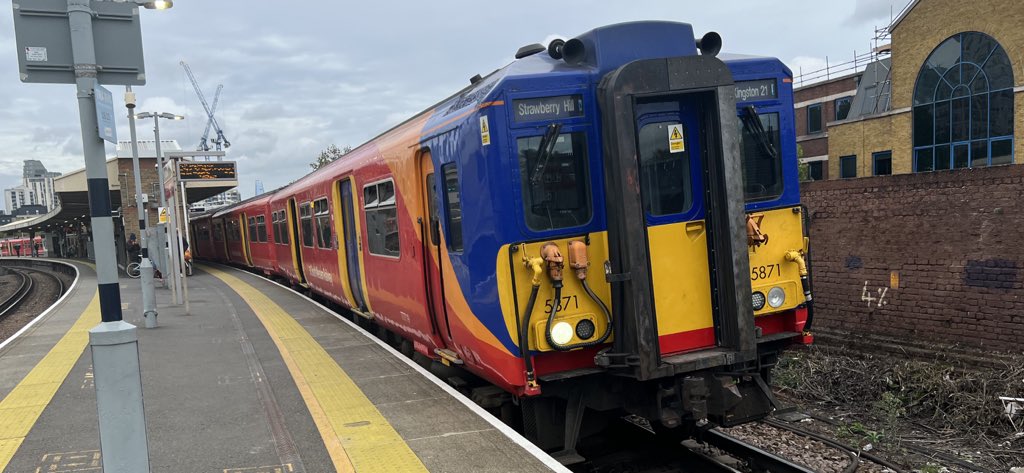 PlatformEdge1's tweet image. Some trains at Vauxhall including: class 455s (5915, 5710, 5871) and 707030 #Class455 #Class707