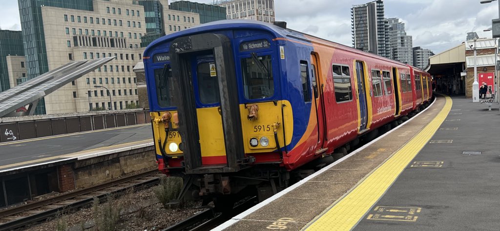 PlatformEdge1's tweet image. Some trains at Vauxhall including: class 455s (5915, 5710, 5871) and 707030 #Class455 #Class707