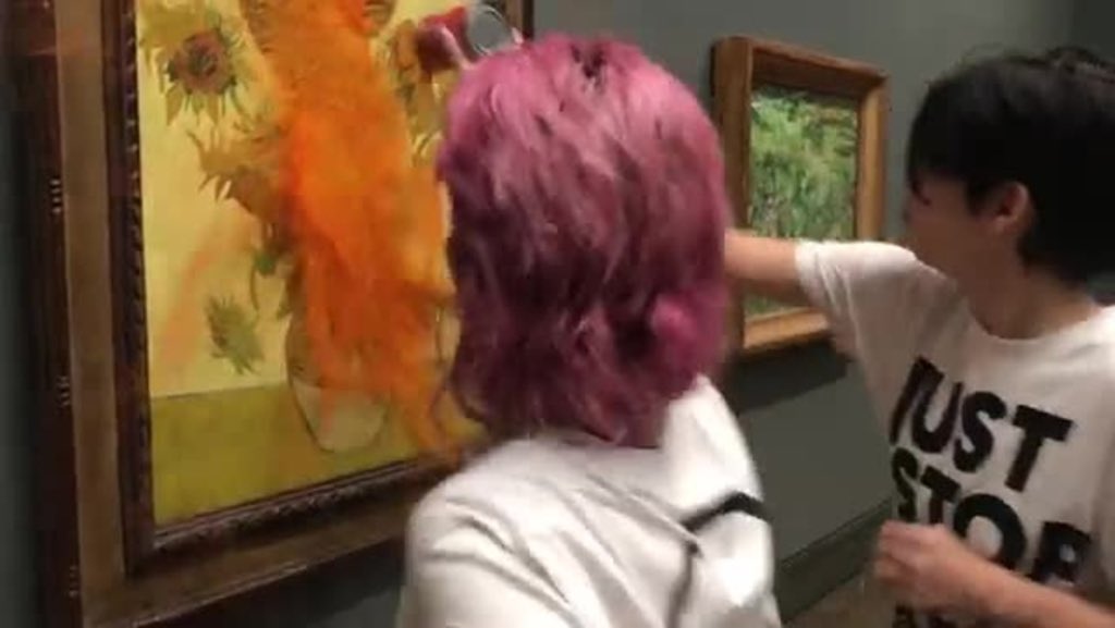 Droghiere's tweet photo. A Londra degli “attivisti ecologisti” lanciano una salsa contro “I Girasoli” di Van Gogh. A quanto pare i decerebrati non stanno solo sul raccordo. 
Ci meritiamo l’estinzione. https://t.co/9AgaGVWiWm