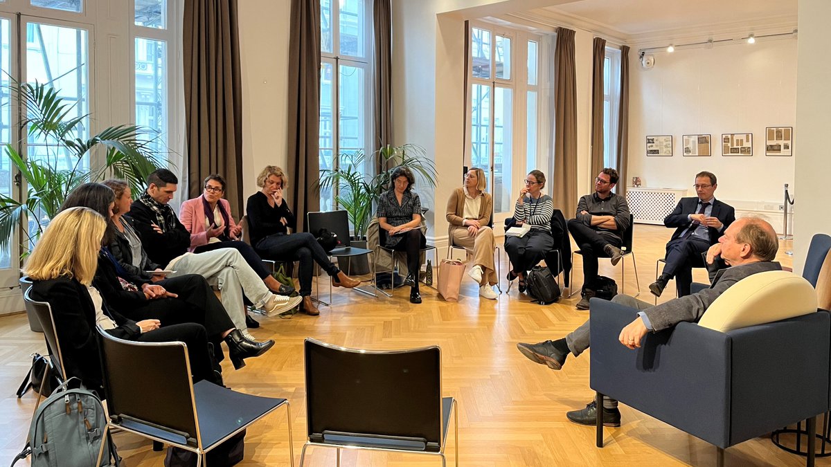 FrenchEdUK's tweet photo. 📚 A few weeks back, we told you about historian Patrick Boucheron coming to 🇬🇧

📸 After his talk, teachers from @LyceeChurchill @LFCGLondres &amp; @CfblSchool discussed w/ him what teaching history means today

👉A passionate conversation about history as a science at @ifru_london https://t.co/9MwsYucIOk