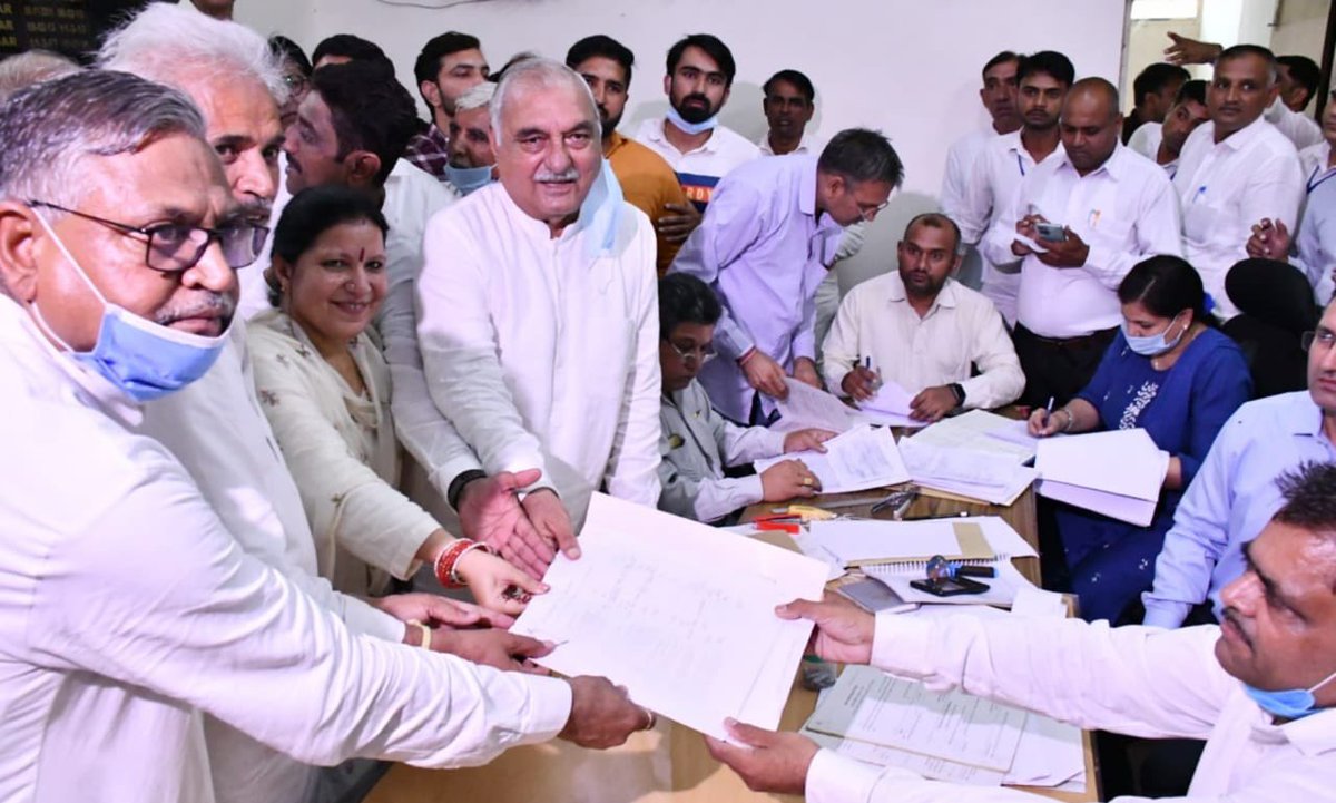 HajiFahimINC's tweet photo. आज हिसार में नेता प्रतिपक्ष चौ. @BhupinderShooda जी, @INCHaryana अध्यक्ष चौ. @INCUdaiBhan जी, विधायकों, पूर्व मंत्रियों, पूर्व विधायकों समेत वरिष्ठ कांग्रेस नेताओं की मौजूदगी में आदमपुर से कांग्रेस प्रत्याशी व पूर्व केंद्रीय मंत्री @JaiParkash_INC जी का नामांकन दाखिल कराया। https://t.co/EiuUJ35Wdb