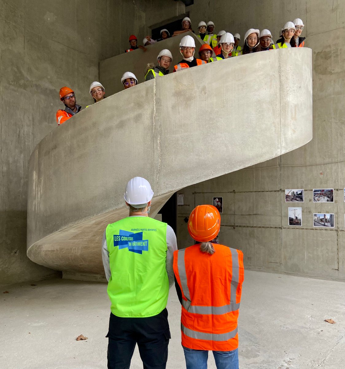 Bouygues_BatIDF's tweet photo. [#CDB2022] 🏗 En direct du chantier #LeBerlier qui accueille des jeunes scolaires et des personnes en recherche d'emploi !  

👷‍ Au programme : présentation du projet, des métiers et visite du chantier de la tour résidentielle en bois conçue par Moreau Kusunoki pour @Emerige https://t.co/IZ93IYeAJB