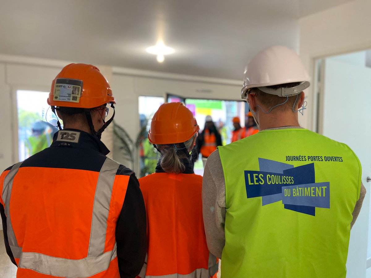 Bouygues_BatIDF's tweet photo. [#CDB2022] 🏗 En direct du chantier #LeBerlier qui accueille des jeunes scolaires et des personnes en recherche d'emploi !  

👷‍ Au programme : présentation du projet, des métiers et visite du chantier de la tour résidentielle en bois conçue par Moreau Kusunoki pour @Emerige https://t.co/IZ93IYeAJB