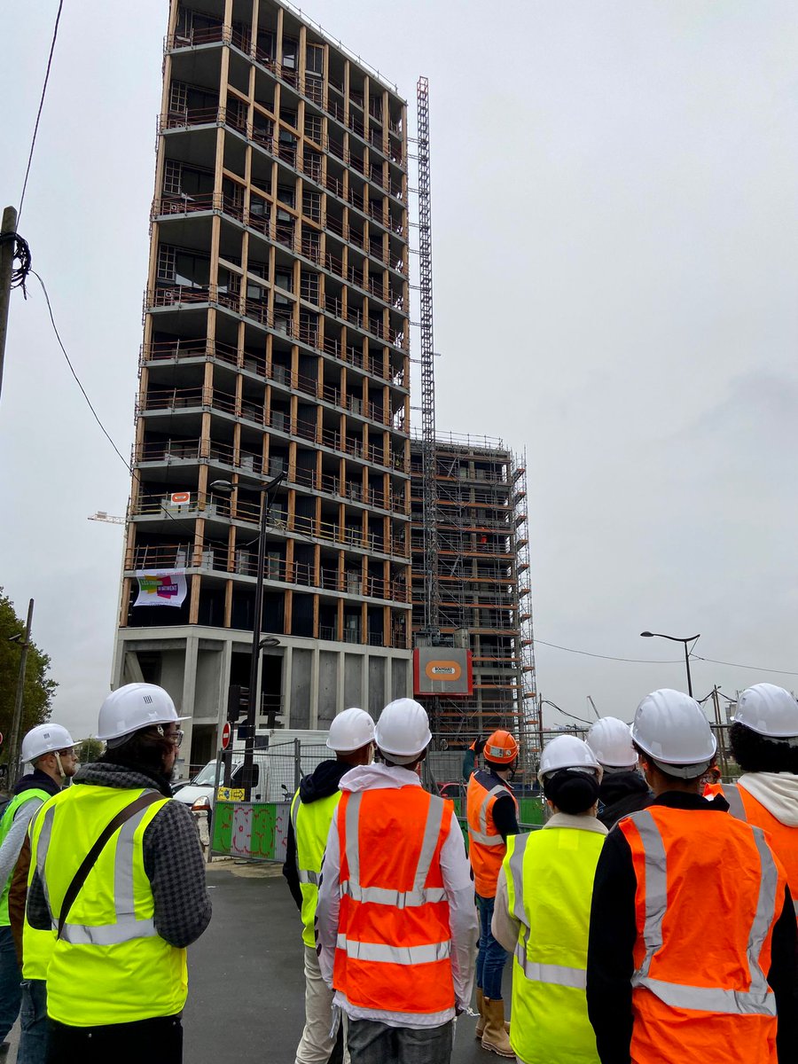 Bouygues_BatIDF's tweet photo. [#CDB2022] 🏗 En direct du chantier #LeBerlier qui accueille des jeunes scolaires et des personnes en recherche d'emploi !  

👷‍ Au programme : présentation du projet, des métiers et visite du chantier de la tour résidentielle en bois conçue par Moreau Kusunoki pour @Emerige https://t.co/IZ93IYeAJB