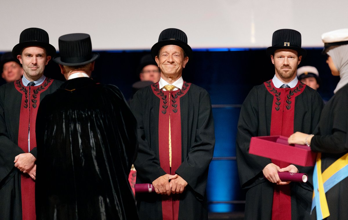 karolinskainst's tweet image. Welcome to 21 professors and 13 adjunct professors who were celebrated during yesterday’s inauguration ceremony! 🎊🎓 Jorge Ruas was one of the professors who was honored for receiving an academic award🥇

Photo: Rickard Kilström