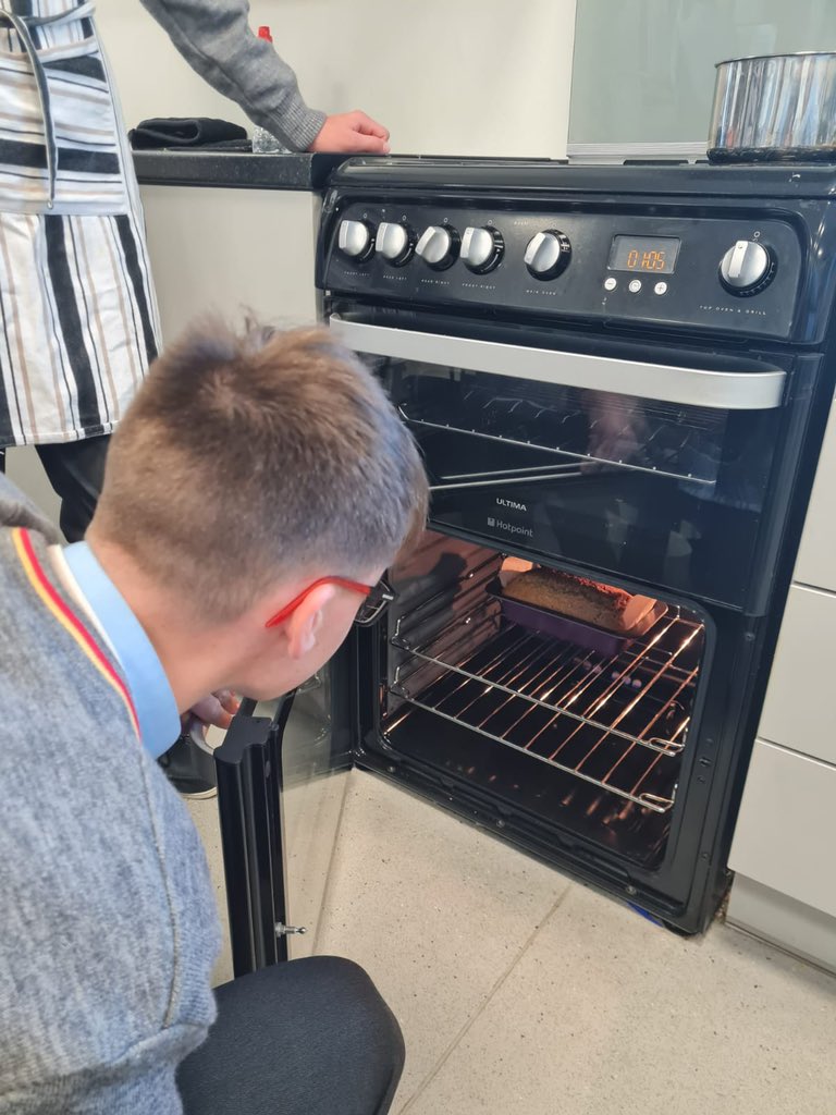 ArdscoilRisLimk's tweet image. Hearty homemade soup and homemade brown bread this morning in #TYHomeEc #prepforlife