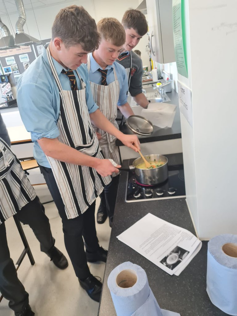 ArdscoilRisLimk's tweet image. Hearty homemade soup and homemade brown bread this morning in #TYHomeEc #prepforlife