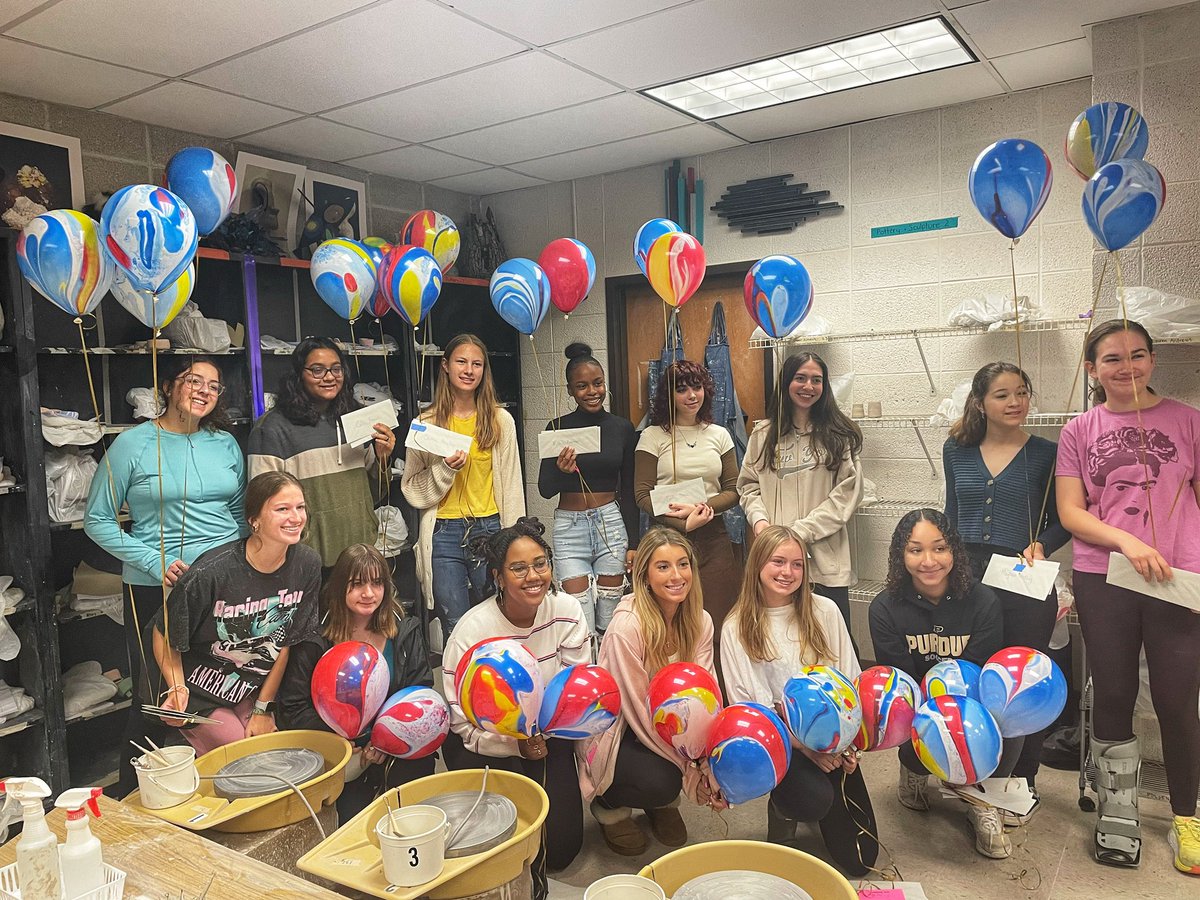 It’s NAHS Tapping Day at FHS!
Thank you to all our current NAHS members who came to school early this morning to prep balloons and pass out acceptance letters to 29 new NAHS inductees ❤️🎉 #nationalarthonorsociety #naea #maea
