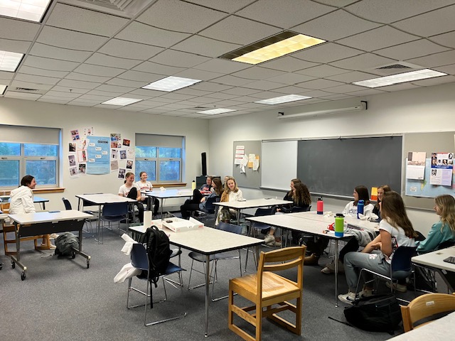 HINGHAMHS_LMC's tweet photo. Who wakes up early on a rainy Friday morning to discuss a great read? Books and Banter, that's who! Be on the lookout for our November title and discussion date. https://t.co/KHwcVdDtjH