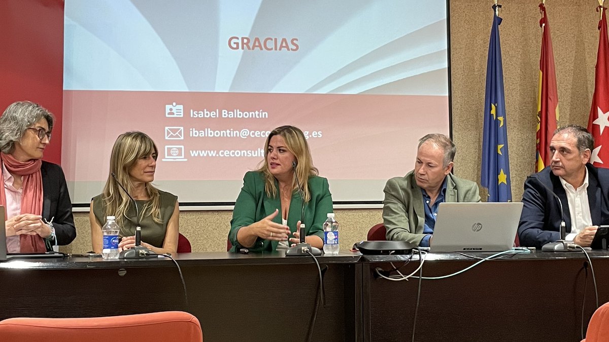 ceempresarial's tweet photo. Ayer participamos en una mesa redonda sobre “las claves de la captación de fondos públicos europeos y de fondos privados para el tercer sector”, enmarcada en la Cátedra TSC y del Máster en Dirección Captación de Fondos de la UCM. 
Os dejamos algunos momentos del encuentro👇 https://t.co/asWU1LSjcK