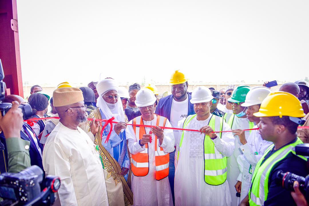 Flanked by ubasanius and InvestKaduna head , Mallam Elrufai commissions 100,000MT multigrain