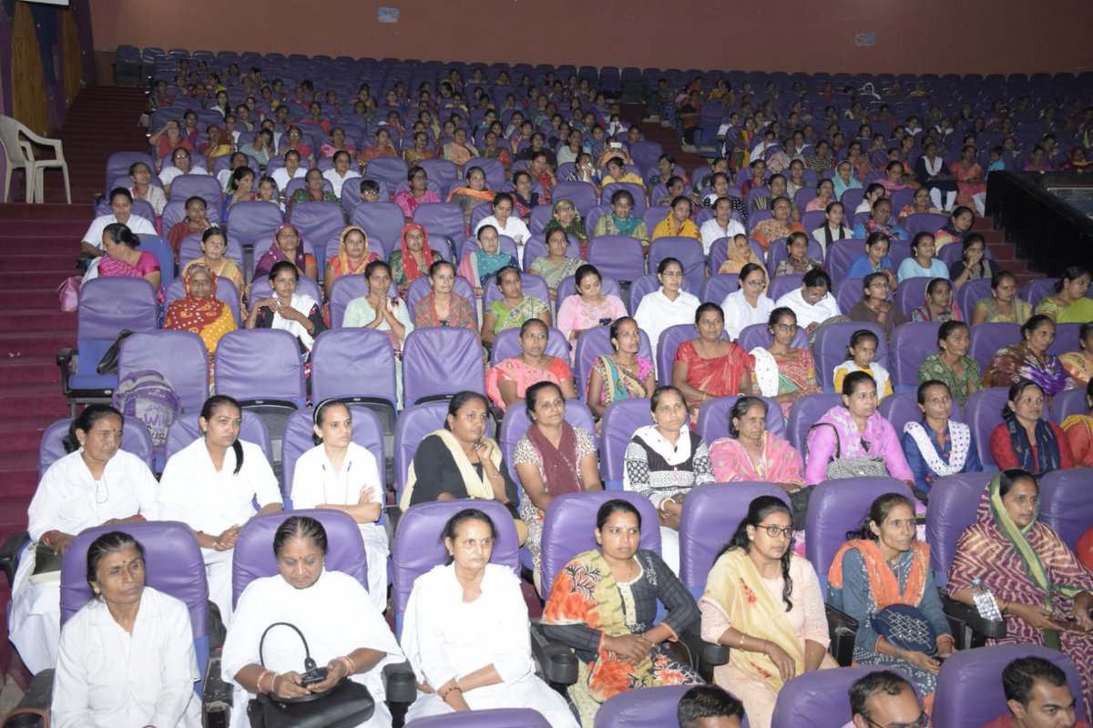 ddojamnagar2's tweet photo. માન.કૃષિમંત્રીશ્રી @RaghavjiPatelની અધ્યક્ષતામાં સ્તન કેન્સર જાગૃતિ શિબિર યોજી.
બહોળી સંખ્યામાં ઉપસ્થિત મહિલાઓને તજજ્ઞો દ્વારા સ્તન કેન્સરનું પ્રાથમિક તબક્કે નિદાન,સચોટ સારવાર તથા માન્યતા વિષે વિસ્તૃત જાણકારી આપી તથા પરીક્ષણ કેમ્પ યોજવામાં આવ્યો.
@CMOGuj @pkumarias @GujHFWDept https://t.co/2V91Te2k1F