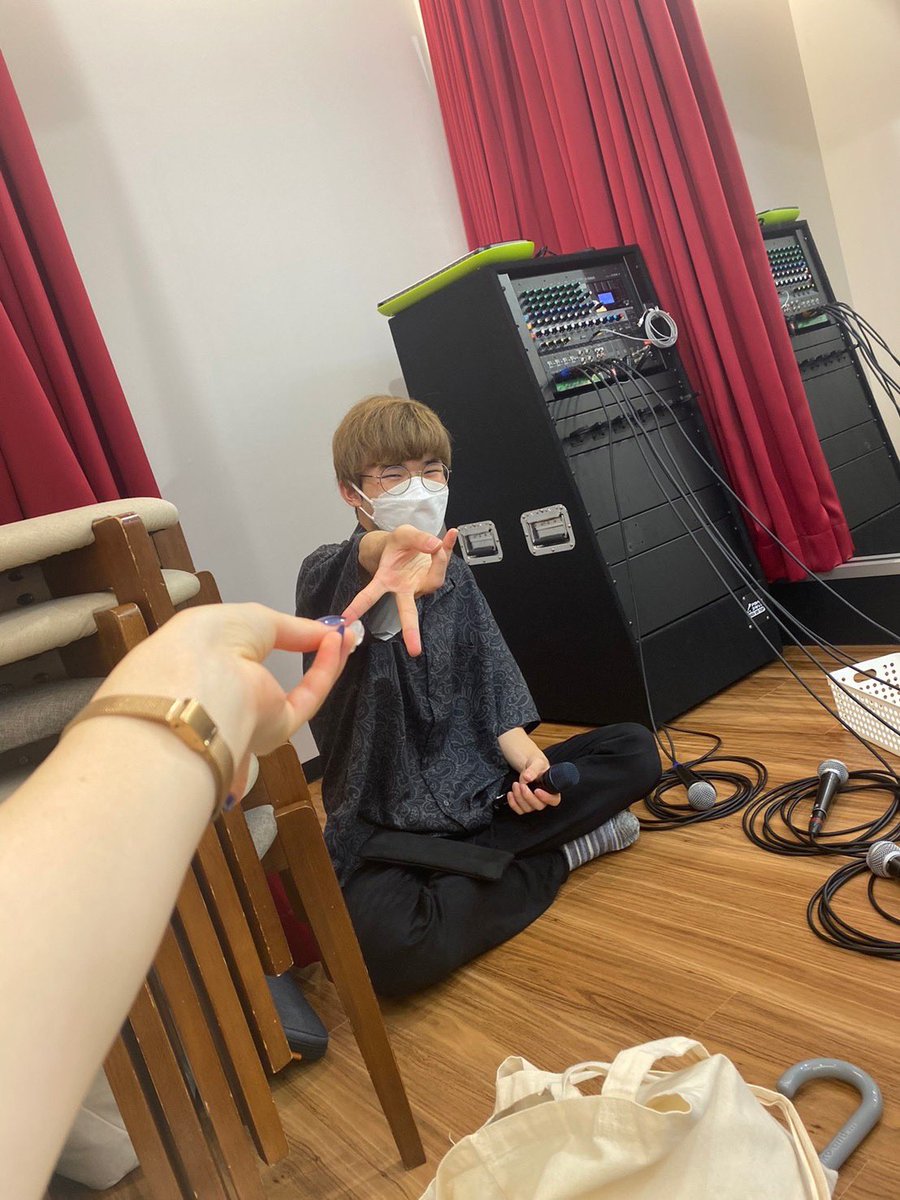 Blue_elfin_'s tweet photo. バンドメンバー紹介4日目🌿

名前⇨はると
パート⇨サード/アレンジャー

天才的な音楽と語学知識を持ち、ラルブルを代表するアレンジャー🫶🏻そんな彼がたまに見せるKawaiiギャップにあなたはｷｭﾝｷｭﾝせずにはいられない🫣💗普段はベーシストの彼が奏でるサードは必見です🧚🏻‍♂️ https://t.co/dvsC4sy0QJ