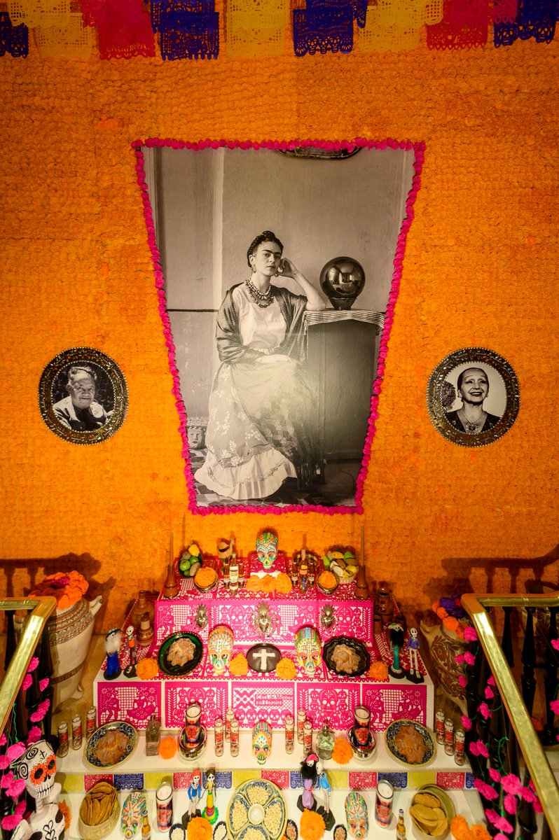 casademexicoesp's tweet image. Así se ve nuestro Mega Altar de muertos 2022, dedicado a Frida Kahlo, Diego Rivera y Dolores Olmedo. 

Horarios de libre acceso: 
Lunes de 10:00h a 19:00h
Martes a viernes de 10:00h a 16:00h
Sábados y domingos de 10:00h a 11:30h

casademexico.es/dia-de-muertos…