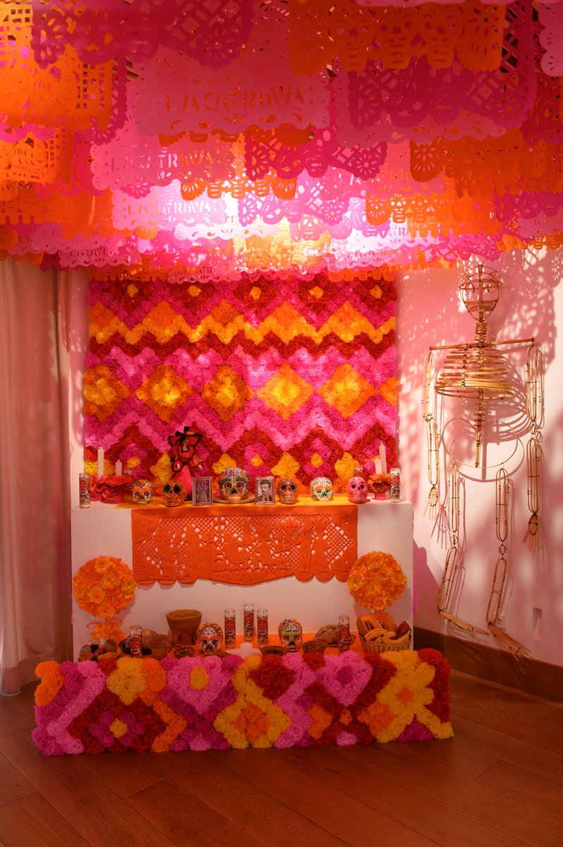 casademexicoesp's tweet image. Así se ve nuestro Mega Altar de muertos 2022, dedicado a Frida Kahlo, Diego Rivera y Dolores Olmedo. 

Horarios de libre acceso: 
Lunes de 10:00h a 19:00h
Martes a viernes de 10:00h a 16:00h
Sábados y domingos de 10:00h a 11:30h

casademexico.es/dia-de-muertos…