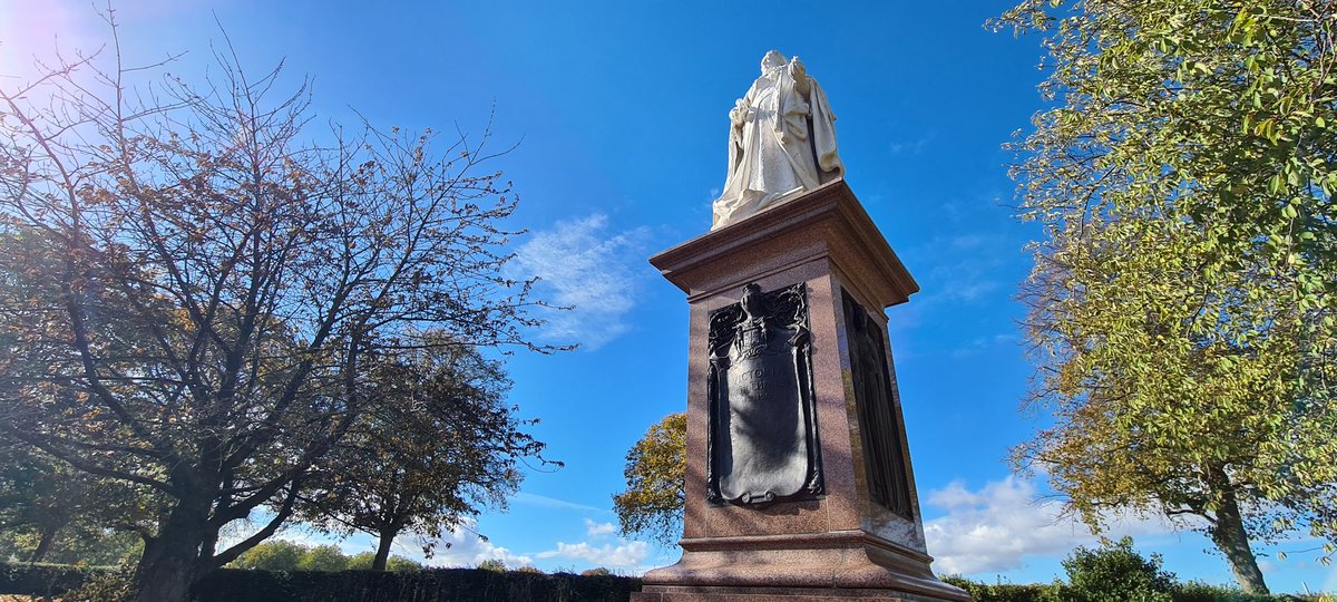 After 9 months of pain-staking restoration work from Newark-based @BonsersUK, the Grade II listed statue of Queen Victoria on the Victoria Embankment has been unveiled. And a nice day for it to boot. Full report on @Notts_TV soon.