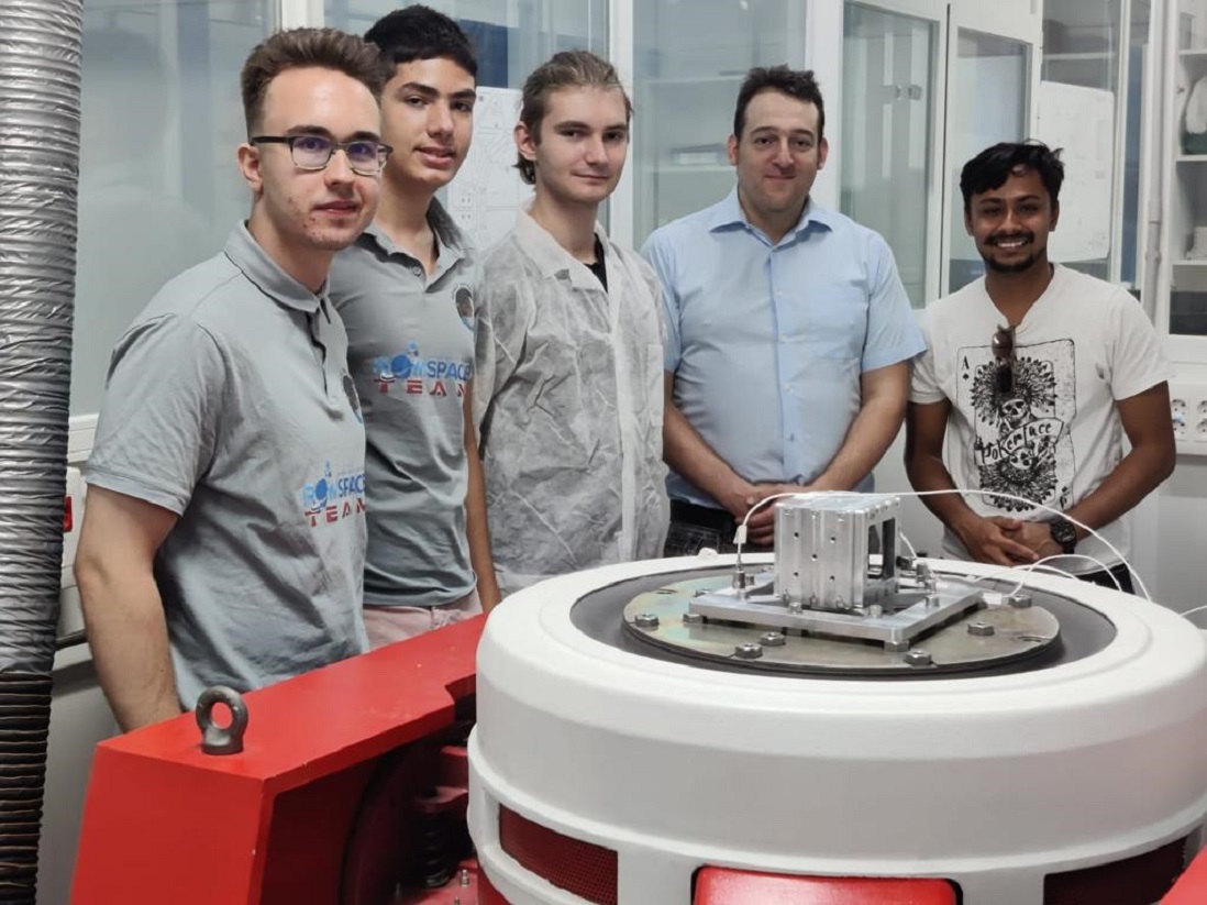 romanya_haber's tweet photo. Öğrencilerin geliştirdiği🇷🇴Romanya’nın ilk mini uydusu🛰️#ROM2, Madrid’deki laboratuvarda testi geçti. Gelecek yıl fırlatma da başarılı olursa Romanya, yörüngedeki ilk aktif uydusuna sahip olacak. #Romania #ICHB #UPM #Lumina #SpaceX #SpaceSparrow #uydu➡️https://t.co/zuELdjY3Z6 https://t.co/KSFRGAqirA