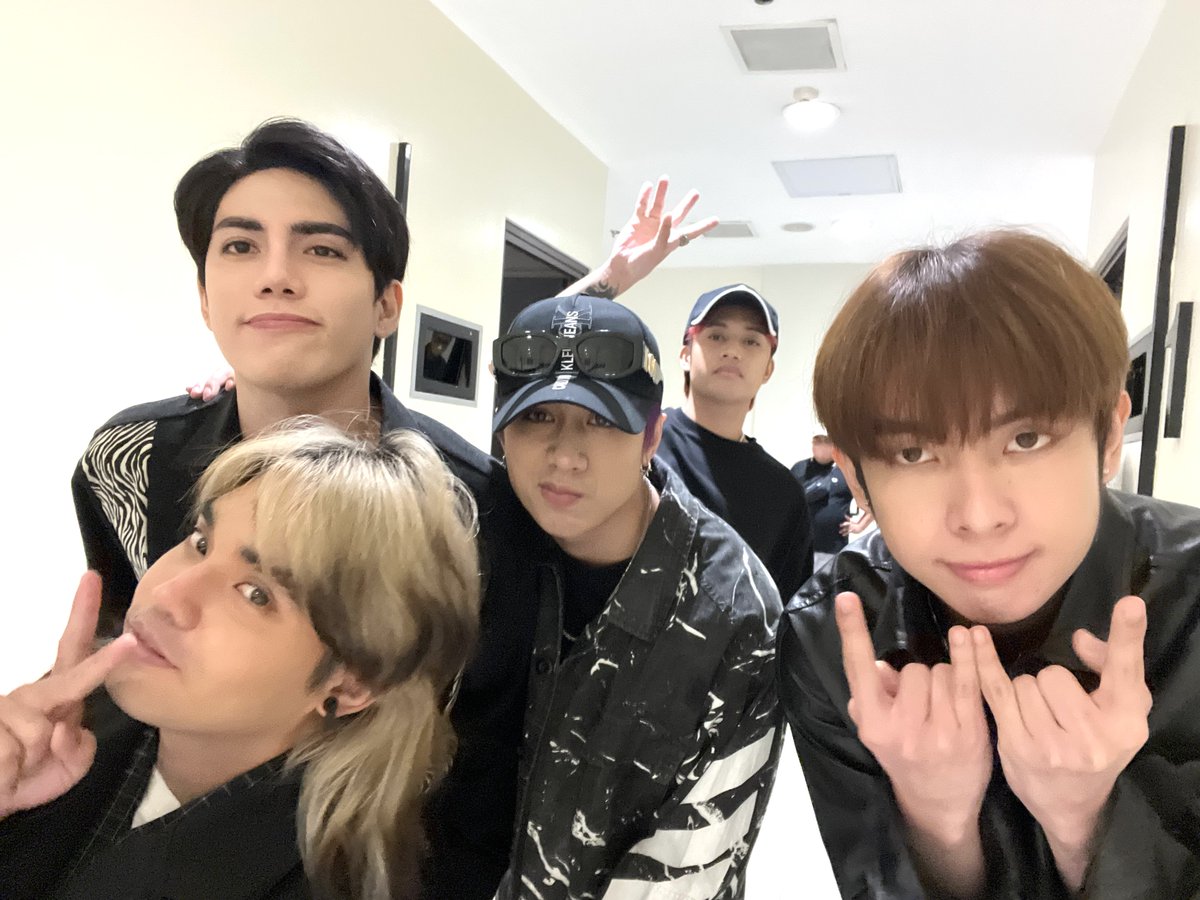 SB19Official's tweet photo. Daghang Salamat, DAVAO!

Here are a few pics taken after the media conference. Excited na kami na makasama kayo sa concert! Magkita ta dayon! 💙🤘

#WYAT #WYATTour 
#WhereYouAtSB19 
#WYATTourDavao https://t.co/khs4WNbE0X
