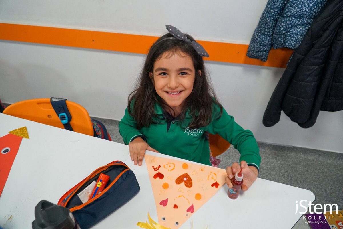 iStemKoleji's tweet photo. #kite #kitefestival #secondgraders #funwithenglish #istemkoleji #eğitimeiyigelecek #atölyeakademi #İStemKolejiİlkokul https://t.co/O3P1vsCygs