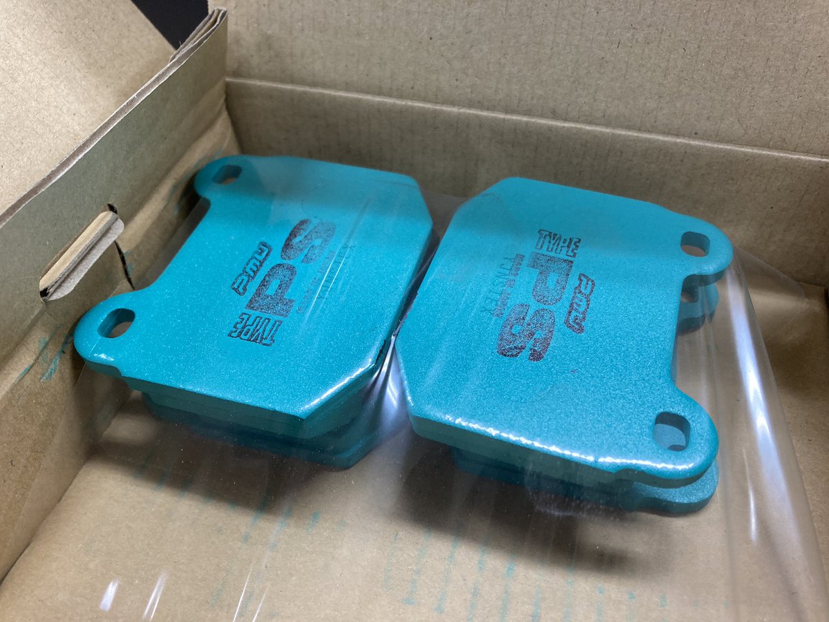 86PRADOcom's tweet photo. ブレーキパッド買いました。

①純正ブレンボ
↓
②純正ブレンボ
ときて
③プロμ

ようやく社外を試す勇気が出てきたので、まずはプロμ type PS。

純正ブレンボとの違いが非常に気になります。

#86
#ZN6 
#86乗りと繋がりたい 
#ブレーキパッド
#ブレンボ
#brembo
#プロジェクトμ
#projectμ https://t.co/xwY6lHfN13