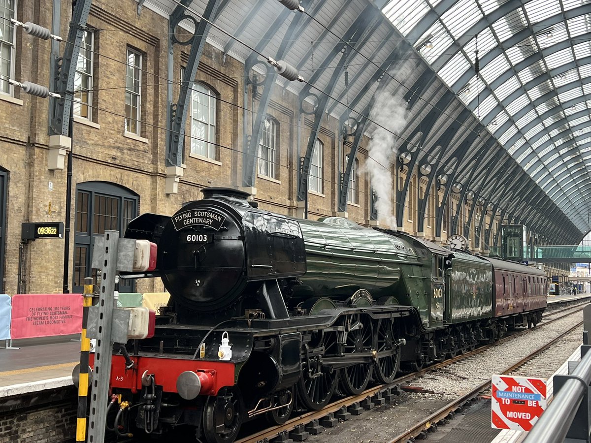 mariaberbece1's tweet photo. Nice surprise at work today!  #flyingscotsman100 #170kingscross #LNER #londonkingscross #flyingscotsman https://t.co/ScyVASnfsh