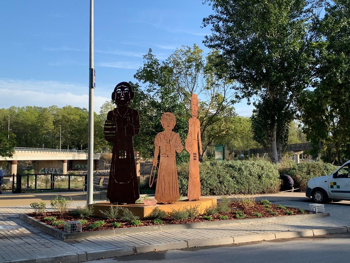 PEPSEspais's tweet photo. 👨‍👩‍👦Els #gegants de #Tordera tenen el seu espai: tres escultures de #metall representen la família més coneguda del municipi 👉Pere Botero, Roseta i el fill Bartomeu.

#gegantsdetordera #culturapopular #cultutacatalana #torderacultura #espaiurbà #dissenyurbà #personalitzacióespais https://t.co/rUmybOwSiN