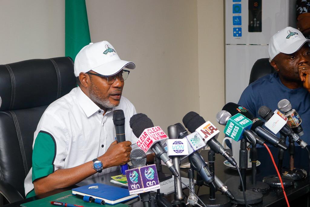 MohdHAbdullahi's tweet photo. Today @FMEnvng , I held a media briefing where I outlined 🇳🇬 preparations for @COP27P and launched both the Logo and handbook for the cop. I also outlined our plans for side meetings and high level engagements of HE @MBuhari with other world leaders 
#Cop27 https://t.co/IefnoE5WuO