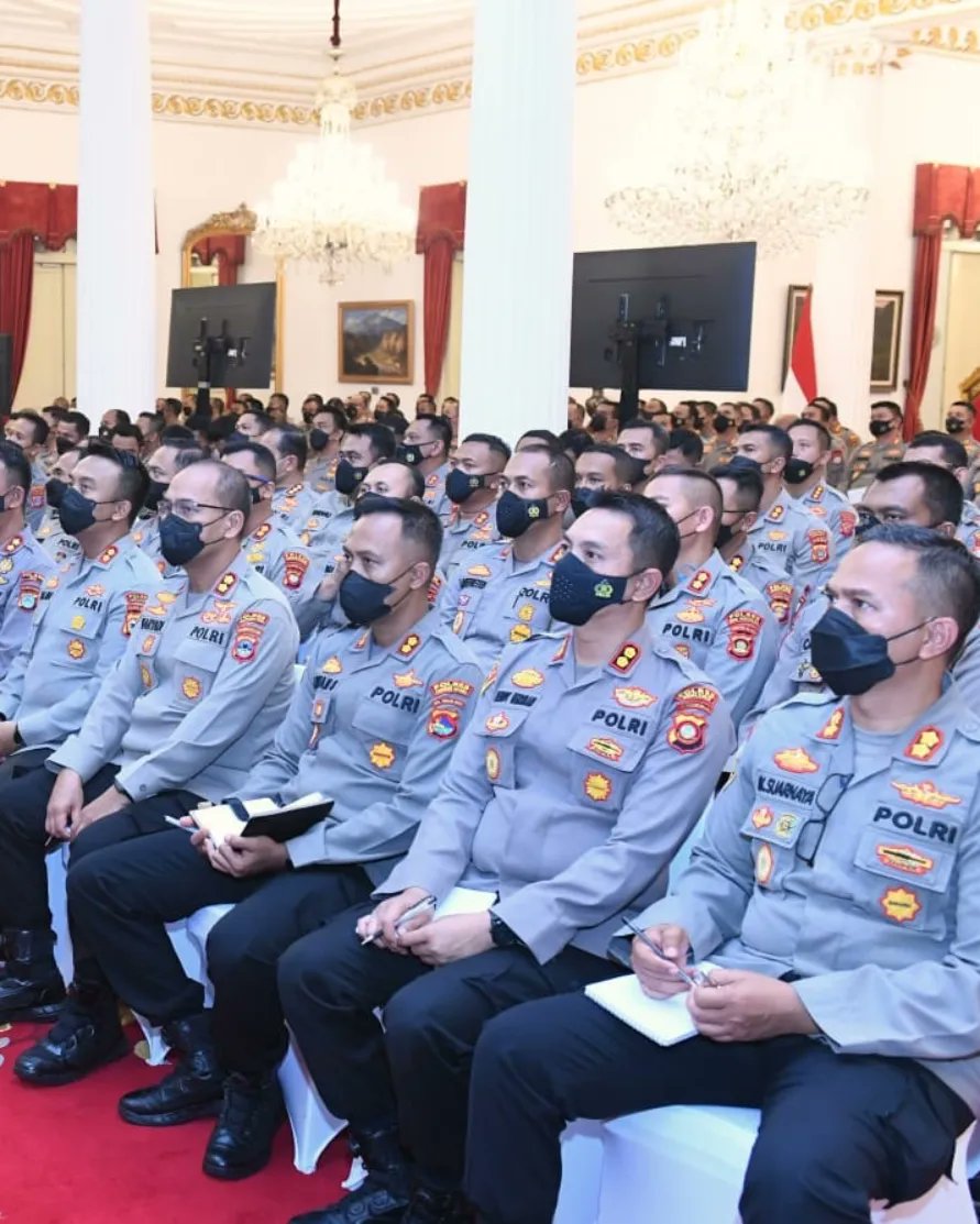 Saya perlu memberikan sejumlah arahan kepada jajaran Polri, salah satunya adalah agar Polri menjaga kesolidan dalam menjalankan tugas pokok dan fungsinya sebagai pelindung, pengayom, dan pelayan masyarakat.